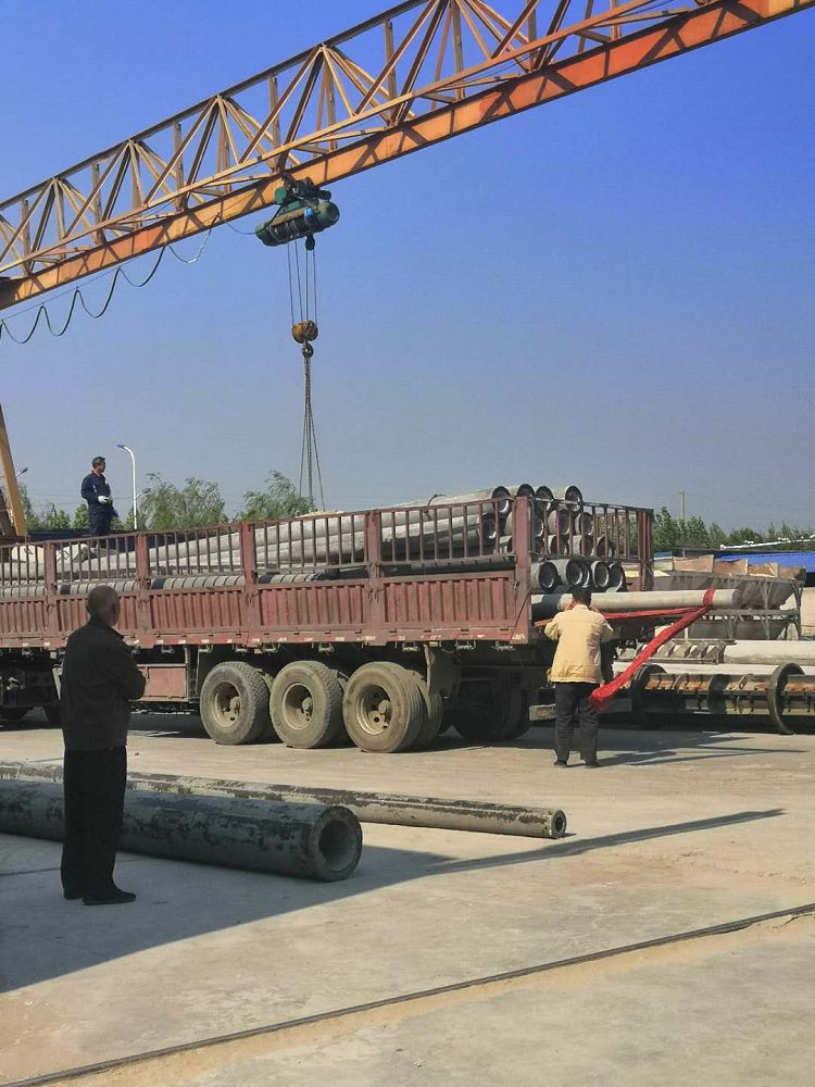 電線桿裝車發(fā)貨